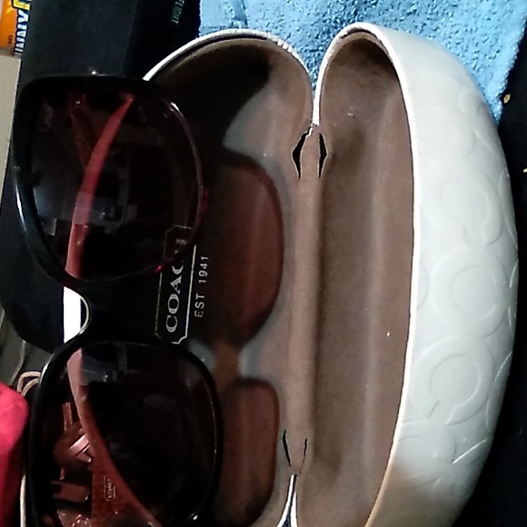 Coach Sunglasses (Scarlett) with Cream colored Coach case - Picture 6 of 7